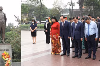 Lãnh đạo thành phố Hà Nội thành kính tưởng nhớ Lãnh tụ V.I.Lênin.