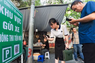 Quận Ba Đình sẽ tổ chức thí điểm thu phí trông giữ xe không dùng tiền mặt. 