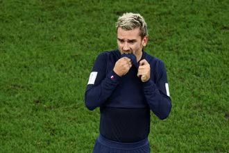 Phản ứng của tiền đạo Antoine Griezmann sau khi bị trọng tài tước bàn thắng trong trận gặp Tunisia. (Ảnh: Reuters)