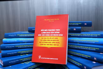 Cuốn sách “Đổi mới phương thức lãnh đạo của Đảng đối với Công an nhân dân đáp ứng yêu cầu xây dựng lực lượng Công an nhân dân thật sự trong sạch, vững mạnh, chính quy, tinh nhuệ, hiện đại” do Đại tướng, GS, TS Tô Lâm, Bộ trưởng Công an làm chủ biên.