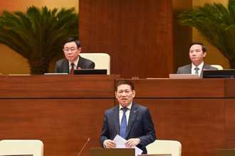 Bộ trưởng Tài chính Hồ Đức Phớc trả lời chất vấn của đại biểu Quốc hội tại Phiên họp thứ 31 của Ủy ban Thường vụ Quốc hội sáng 18/3. (Ảnh: DUY LINH)