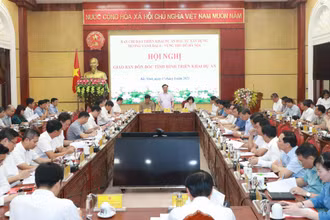 Đồng chí Đinh Tiến Dũng phát biểu kết luận hội nghị sáng 17/8.
