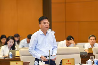 Bộ trưởng Tư pháp Lê Thành Long trình bày Tờ trình về dự án Luật Công chứng (sửa đổi). (Ảnh: DUY LINH)