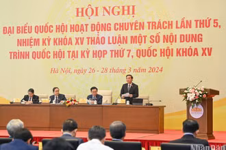 Phó Chủ tịch Quốc hội Nguyễn Khắc Định điều hành nội dung cho ý kiến về dự án Luật Thủ đô (sửa đổi). (Ảnh: DUY LINH)