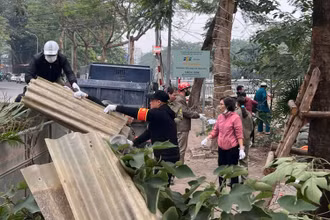 Cán bộ, nhân dân phường Quan Hoa, quận Cầu Giấy tham gia dọn vệ sinh môi trường.