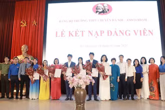 Đại biểu chúc mừng các đảng viên trẻ được kết nạp ngày 19/5.