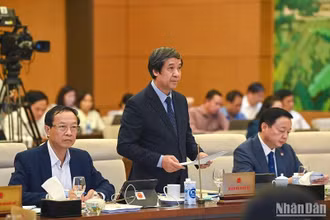 Bộ trưởng Giáo dục và Đào tạo Nguyễn Kim Sơn phát biểu ý kiến tại Phiên họp thứ 25 của Ủy ban Thường vụ Quốc hội chiều 14/8. (Ảnh: DUY LINH)