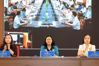 Các đại biểu Quốc hội tiếp xúc cử tri tại đơn vị bầu cử số 4, thành phố Hà Nội.