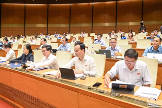 Các đại biểu Quốc hội biểu quyết thông qua Nghị quyết về phương án phân bổ ngân sách Trung ương năm 2025. (Ảnh: DUY LINH)