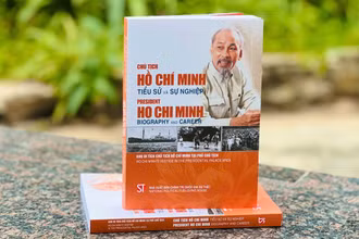 Cuốn sách song ngữ Việt - Anh “Chủ tịch Hồ Chí Minh - Tiểu sử và sự nghiệp”.