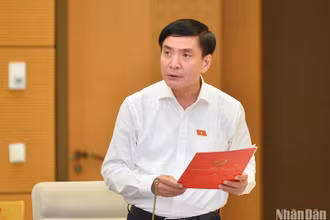 Tổng Thư ký Quốc hội, Chủ nhiệm Văn phòng Quốc hội Bùi Văn Cường báo cáo một số vấn đề về việc chuẩn bị Kỳ họp thứ 6, Quốc hội khóa XV. (Ảnh: DUY LINH)