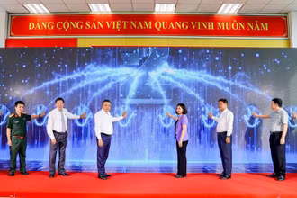 Các đại biểu bấm nút khai trương thí điểm trung tâm điều hành giao thông thông minh.
