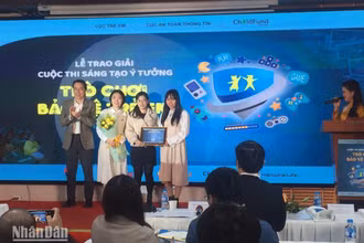 Cục trưởng Cục Trẻ em Đặng Hoa Nam trao giải Nhất cho tập thể GTeam với bài thi “Thủ lĩnh tương lai”. 