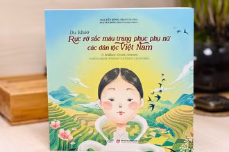 Cuốn sách "Du khảo: Rực rỡ sắc màu trang phục phụ nữ các dân tộc Việt Nam" của tác giả Nguyễn Bông Mai.
