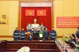 Bộ trưởng Công an Tô Lâm trao Quyết định cử đoàn công tác thực hiện nghĩa vụ quốc tế tại Thổ Nhĩ Kỳ. (Ảnh: THÀNH ĐẠT)