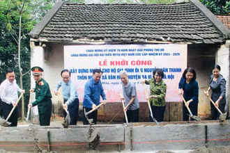 Lãnh đạo thành phố Hà Nội khởi công xây dựng một nhà đại đoàn kết tại xã Vân Hoà, huyện Ba Vì.