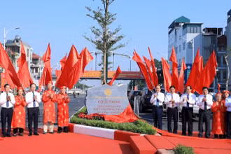 Lãnh đạo thành phố Hà Nội thực hiện gắn biển công trình chào mừng 70 năm Ngày giải phóng Thủ đô cho dự án.