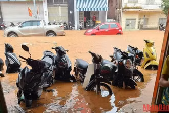 Nhiều nhà dân trên đường Phan Đình Phùng và các tuyến đường hẻm kết nối tại Đà Lạt bị ngập cục bộ chiều nay.