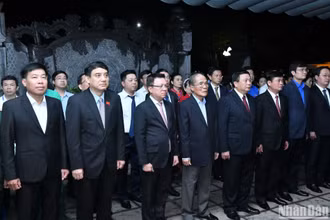 Các đồng chí lãnh đạo, nguyên lãnh đạo Đảng, Nhà nước và các đại biểu dâng hương tưởng niệm, tri ân các anh hùng liệt sĩ.