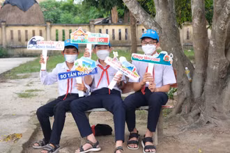 Tham gia diễn tập, các em học sinh được trang bị đầy đủ kiến thức ứng phó với sóng thần. (Ảnh: UNDP)