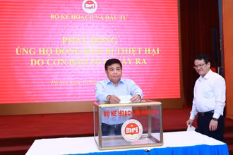 Bộ trưởng Kế hoạch và Đầu tư Nguyễn Chí Dũng quyên góp, ủng hộ nhân dân vùng bị bão lũ, thiên tai.