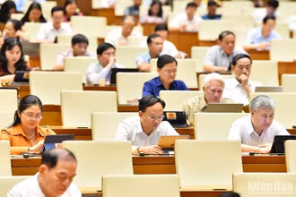 Các đại biểu Quốc hội trong một phiên thảo luận ở hội trường tại Kỳ họp thứ 5, Quốc hội khóa XV. (Ảnh: DUY LINH)