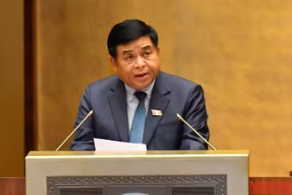 Bộ trưởng Kế hoạch và Đầu tư Nguyễn Chí Dũng trình bày Tờ trình về dự án Luật Hợp tác xã (sửa đổi). Ảnh: THỦY NGUYÊN