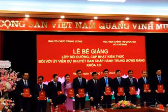 Các đồng chí lãnh đạo Đảng chủ trì buổi lễ, trao Giấy chứng nhận tốt nghiệp cho các học viên của lớp bồi dưỡng. 