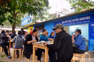Quán Nụ cười Shinbi luôn đông khách mỗi khi mở cửa.