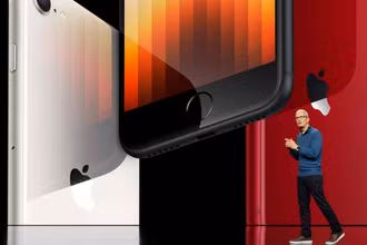 Giám đốc điều hành (CEO) Apple Tim Cook giới thiệu mẫu iPhone SE có tính năng 5G và chip A15 Bionic trong một sự kiện tại Apple Park hồi tháng 3/2022. (Ảnh: Apple Inc.)