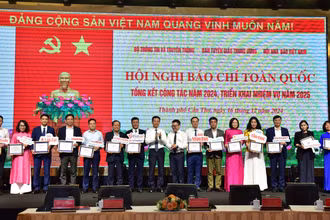 Đồng chí Lê Quốc Minh, Ủy viên Trung ương Đảng, Tổng Biên tập Báo Nhân Dân, Phó Trưởng Ban Tuyên giáo Trung ương, Chủ tịch Hội Nhà báo Việt Nam và đồng chí Nguyễn Mạnh Hùng, Ủy viên Trung ương Đảng, Phó Trưởng Ban Tuyên giáo Trung ương, Bộ trưởng Thông tin và Truyền thông trao chứng nhận cho các đơn vị đạt mức Xuất sắc chuyển đối số báo chí 2024, trong khuôn khổ Hội nghị Báo chí toàn quốc 2024 tại TP Cần Thơ ngày 16/12.