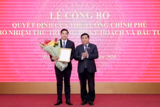 Bộ trưởng Kế hoạch và Đầu tư Nguyễn Chí Dũng trao Quyết định bổ nhiệm của Thủ tướng Chính phủ cho đồng chí Nguyễn Đức Tâm.
