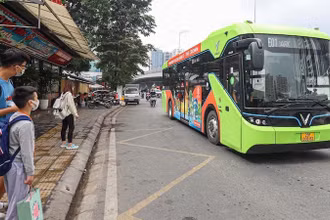 Xe buýt tại Hà Nội đang từng bước được sử dụng năng lượng xanh.