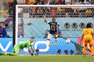Tiền đạo Enner Valencia ghi bàn gỡ hòa cho Ecuador ở đầu hiệp 2. (Ảnh: Reuters)