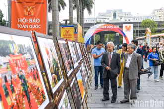 Công chúng báo chí tham quan triển lãm tại Hội Báo toàn quốc 2023. (Ảnh: THÀNH ĐẠT)