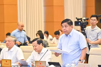 Bộ trưởng Kế hoạch và Đầu tư Nguyễn Chí Dũng trình bày báo cáo của Chính phủ tại Phiên họp thứ 23 của Ủy ban Thường vụ Quốc hội sáng 9/5. (Ảnh: DUY LINH)