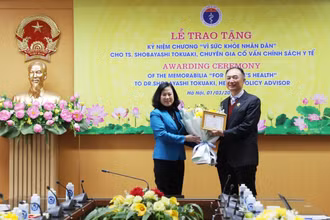 Bộ trưởng Y tế Đào Hồng Lan trao Kỷ niệm chương "Vì sức khỏe nhân dân" cho Tiến sĩ Shobayashi Tokuaki.