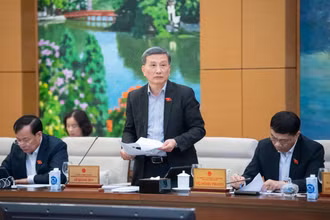 Chủ nhiệm Ủy ban Khoa học, Công nghệ và Môi trường Lê Quang Huy báo cáo một số vấn đề về giải trình, tiếp thu, chỉnh lý dự thảo Luật Công nghiệp công nghệ số.