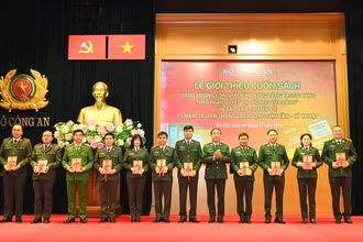 Thượng tướng, PGS, TS Trần Quốc Tỏ, Ủy viên Trung ương Đảng, Phó Bí thư Đảng ủy Công an Trung ương, Thứ trưởng Công an trao tặng cuốn sách cho các đơn vị thuộc Bộ Công an. 