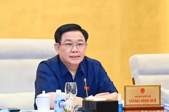 Chủ tịch Quốc hội Vương Đình Huệ phát biểu tại phiên họp chiều 17/8. (Ảnh: DUY LINH)