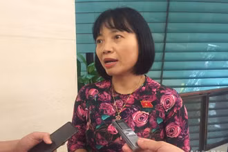 Đại biểu Quốc hội Nguyễn Thị Việt Nga chia sẻ bên hành lang Quốc hội về phiên chất vấn nhóm vấn đề thuộc lĩnh vực khoa học và công nghệ. (Ảnh: VĂN TOẢN)