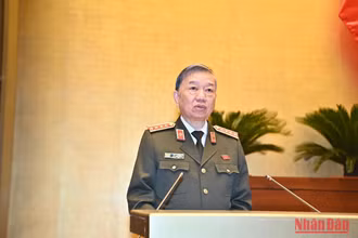 Bộ trưởng Công an Tô Lâm trình bày Báo cáo công tác phòng, chống tội phạm và vi phạm pháp luật năm 2022. Ảnh: ĐĂNG KHOA