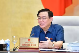 Chủ tịch Quốc hội Vương Đình Huệ góp ý kiến vào dự án Luật Đất đai (sửa đổi) trong phiên họp chiều 11/5. (Ảnh: DUY LINH)