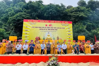 Các đại biểu làm lễ động thổ xây dựng Chùa Trúc Lâm đảo Trần Cô Tô.