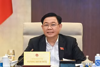 Chủ tịch Quốc hội Vương Đình Huệ cho ý kiến đối với dự án Luật Công chứng (sửa đổi) sáng 1/4. (Ảnh: DUY LINH)