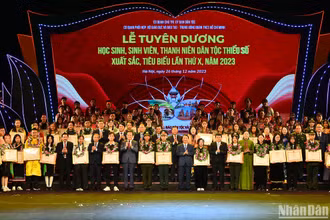 Các đại biểu chụp ảnh cùng các em học sinh, sinh viên, thanh niên dân tộc thiểu số xuất sắc, tiêu biểu tại Lễ tuyên dương. (Ảnh: THỦY NGUYÊN)