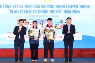 Ban tổ chức trao giải Nhất phần thi trắc nghiệm cho hai thí sinh.