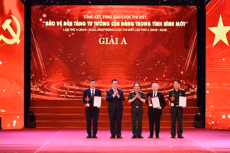 Đồng chí Nguyễn Trọng Nghĩa, Ủy viên Bộ Chính trị, Bí thư Trung ương Đảng, Trưởng Ban Tuyên giáo và Dân vận Trung ương, và Thượng tướng Trịnh Văn Quyết, Bí thư Trung ương Đảng, Ủy viên Thường vụ Quân ủy Trung ương, Chủ nhiệm Tổng cục Chính trị Quân đội nhân dân Việt Nam trao giải A cho các tác giả.
