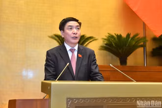 Tổng Thư ký Quốc hội, Chủ nhiệm Văn phòng Quốc hội Bùi Văn Cường báo cáo tóm tắt một số vấn đề lớn trong giải trình, tiếp thu, chỉnh lý dự thảo Luật Lưu trữ (sửa đổi). (Ảnh: ĐĂNG KHOA)