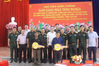 Các đại biểu chụp ảnh lưu niệm cùng 2 gia đình được nhận bàn giao “Nhà tình nghĩa”.